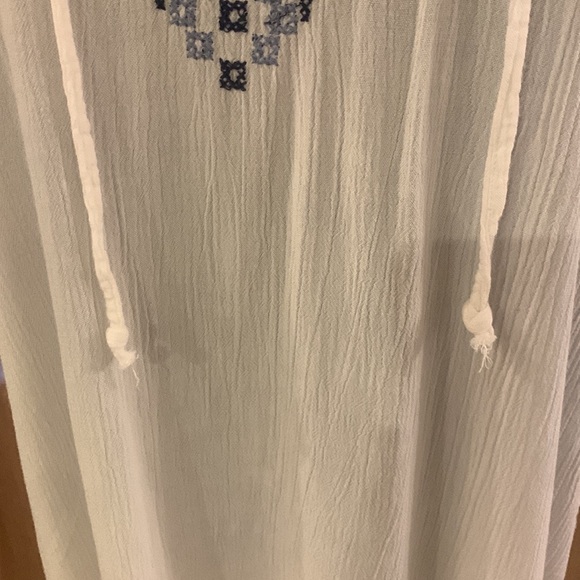 🌹Francesca’s Collection Beautiful White & Blue Embroidered Blouse - Picture 5 of 10